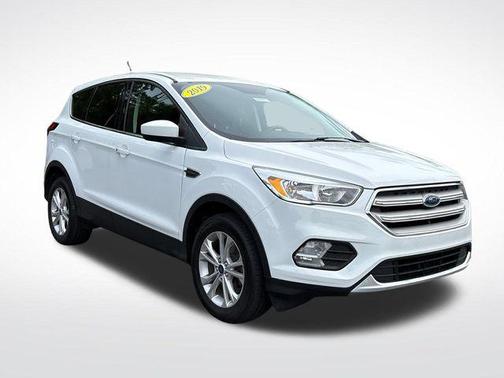 Oxford White 2019 Ford Escape SE