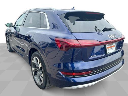 2022 Audi e-tron Premium Plus