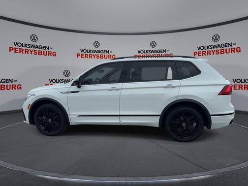 Oryx White Pearl 2022 Volkswagen Tiguan 2.0T SE R-Line Black 4MOTION