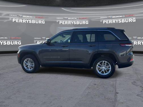 Baltic Gray Metallic Clearcoat 2023 Jeep Grand Cherokee Laredo