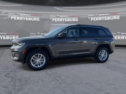 Baltic Gray Metallic Clearcoat 2023 Jeep Grand Cherokee Laredo