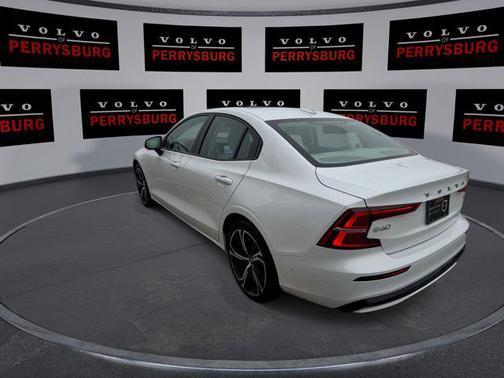 2024 Volvo S60 B5 Plus Dark Theme