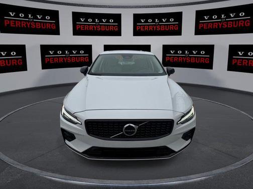 2024 Volvo S60 B5 Plus Dark Theme