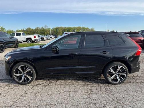 Onyx Black Metallic 2024 Volvo XC60 B5 Ultimate Dark Theme