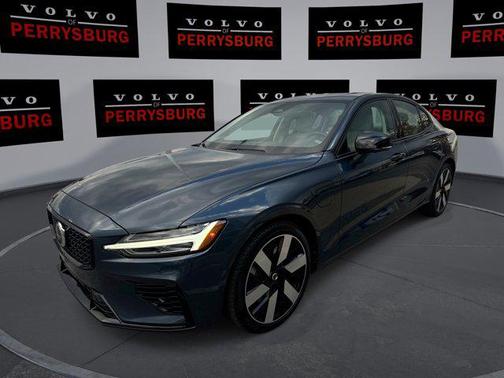 2024 Volvo S60 Recharge Plug-In Hybrid T8 Plus Dark Theme