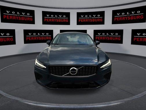 2024 Volvo S60 Recharge Plug-In Hybrid T8 Plus Dark Theme