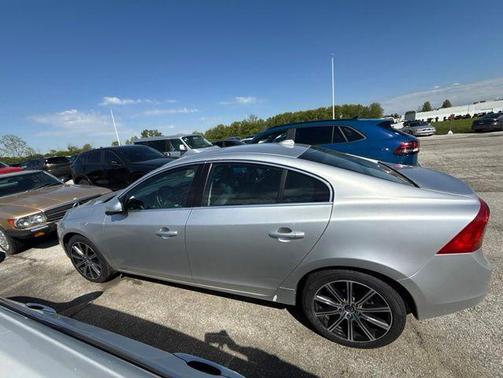 Bright Silver Metallic 2017 Volvo S60 Inscription T5