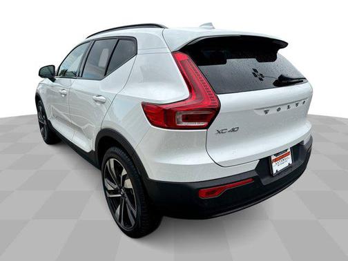 2025 Volvo XC40 Plus Dark Theme