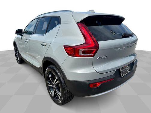 2025 Volvo XC40 B5 Core Bright Theme