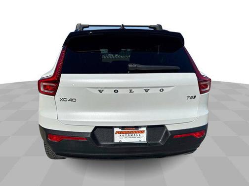 2022 Volvo XC40 T5 R-Design