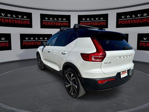 2022 Volvo XC40 T5 R-Design