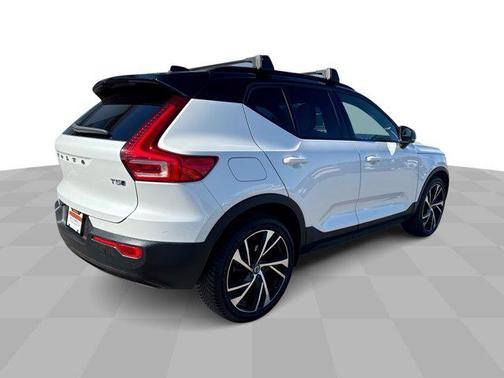 2022 Volvo XC40 T5 R-Design