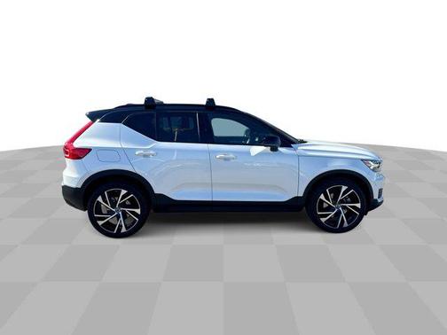 2022 Volvo XC40 T5 R-Design