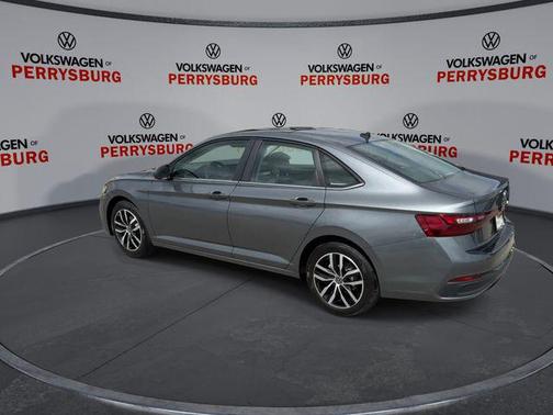 Platinum Gray Metallic 2026 Volkswagen Jetta 1.4T SE