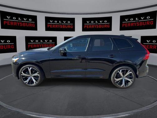 Onyx Black Metallic 2024 Volvo XC60 B5 Ultimate Dark Theme