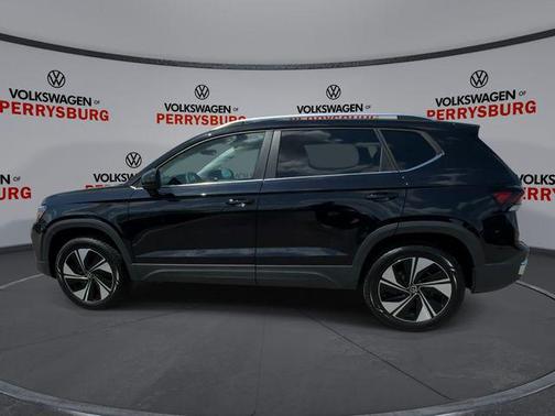 Deep Black Pearl 2026 Volkswagen Taos SE