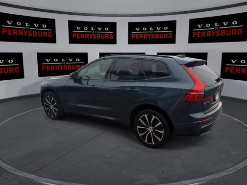 2024 Volvo XC60 B5 Ultimate Dark Theme