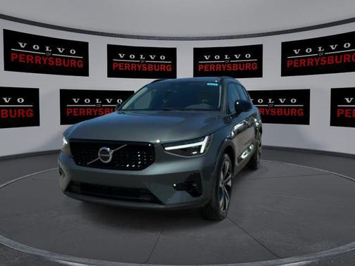 Forest Lake 2026 Volvo XC40 Plus, B5 AWD Gas (mild hybrid), Dark