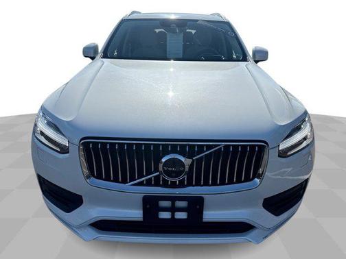 2022 Volvo XC90 T6 Momentum