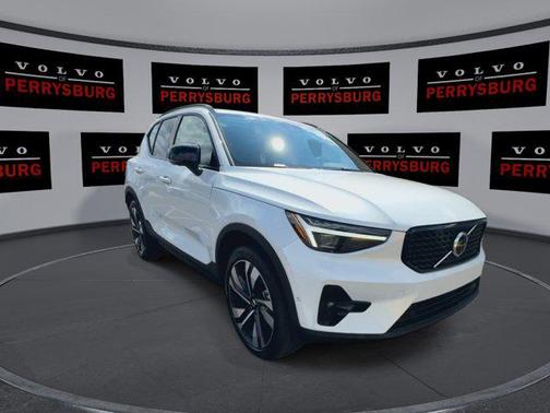 2025 Volvo XC40 B5 Plus Dark Theme