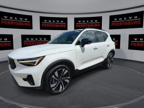 2025 Volvo XC40 B5 Plus Dark Theme