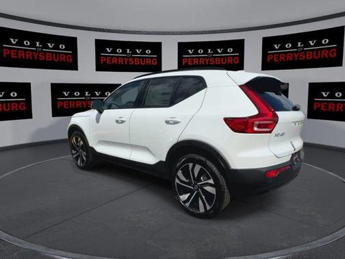 2025 Volvo XC40 B5 Plus Dark Theme