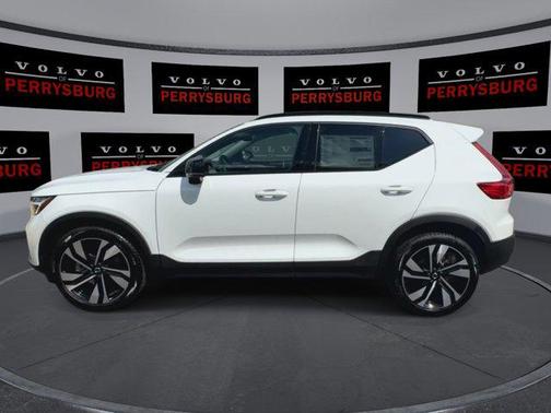 2025 Volvo XC40 B5 Plus Dark Theme
