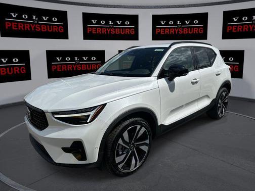 2025 Volvo XC40 B5 Plus Dark Theme