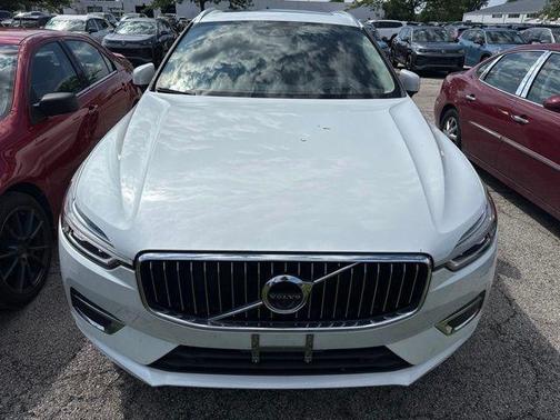 Crystal White Pearl Metallic 2019 Volvo XC60 T6 Inscription
