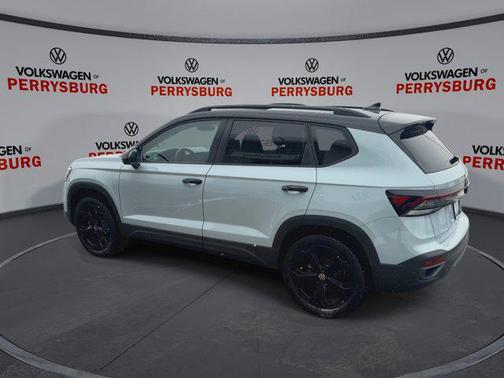 2025 Volkswagen Taos 1.5T SE Black