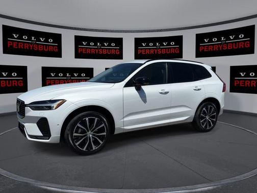 Crystal White Metallic 2023 Volvo XC60 B5 Plus Dark Theme