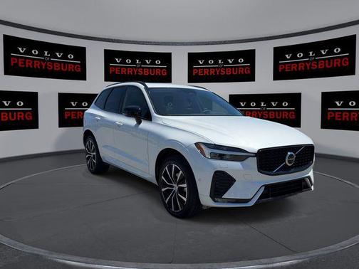 Crystal White Metallic 2023 Volvo XC60 B5 Plus Dark Theme