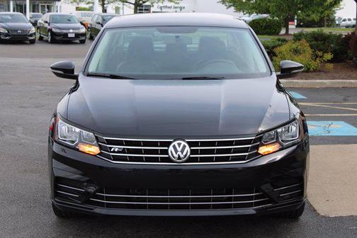 DEEP BLACK 2018 Volkswagen Passat 2.0T R-Line