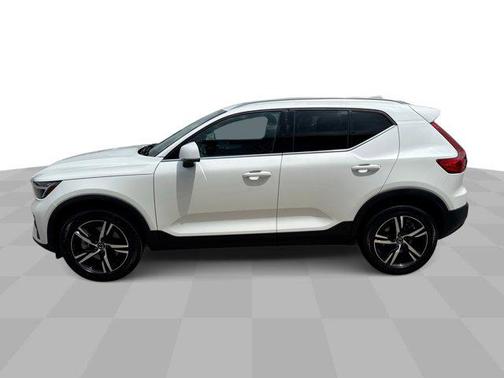 2025 Volvo XC40 B5 Core Bright Theme