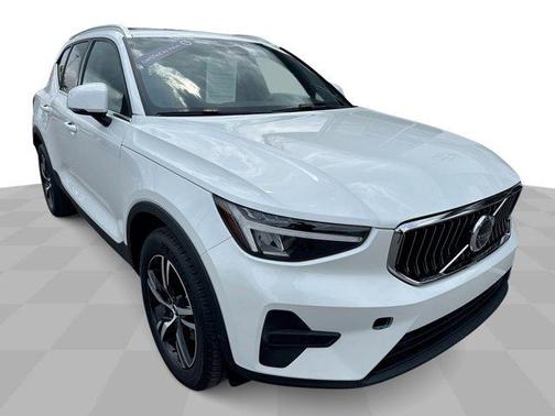 2025 Volvo XC40 B5 Core Bright Theme