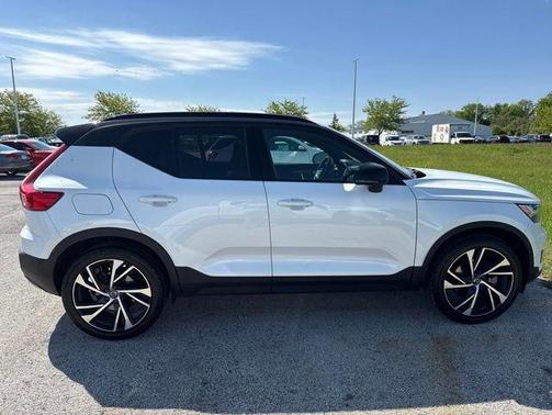 Crystal White Metallic 2020 Volvo XC40 T5 R-Design