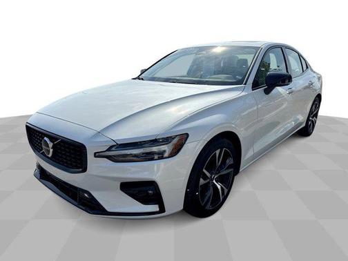 2024 Volvo S60 B5 Core Dark Theme