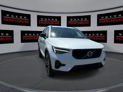 Crystal White Metallic 2023 Volvo XC40 B5 Plus Dark Theme