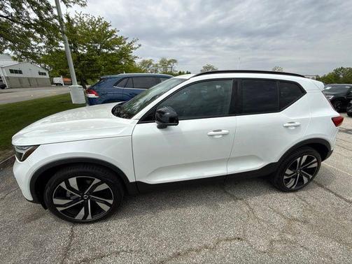 Crystal White Metallic 2023 Volvo XC40 B5 Plus Dark Theme