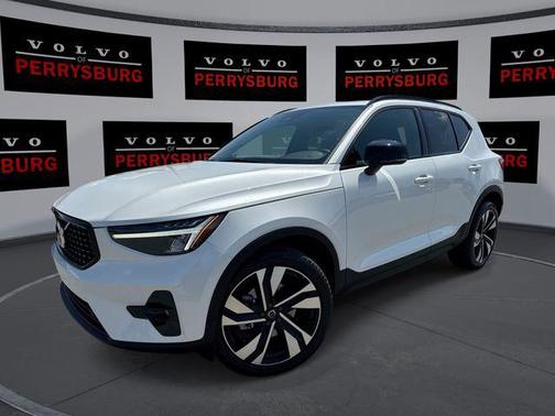 Crystal White Metallic 2023 Volvo XC40 B5 Plus Dark Theme
