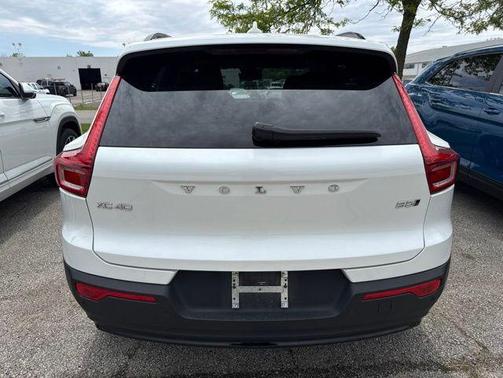Crystal White Metallic 2023 Volvo XC40 B5 Plus Dark Theme