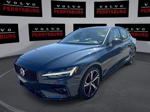 2023 Volvo S60 B5 Plus Dark Theme