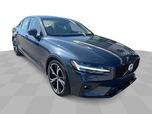 2023 Volvo S60 B5 Plus Dark Theme