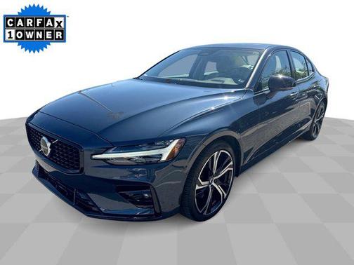 2023 Volvo S60 B5 Plus Dark Theme
