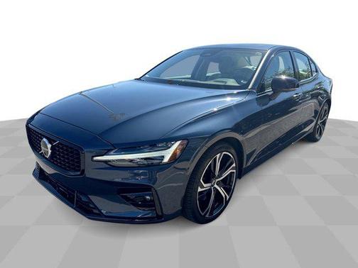 2023 Volvo S60 B5 Plus Dark Theme
