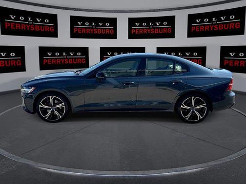2023 Volvo S60 B5 Plus Dark Theme