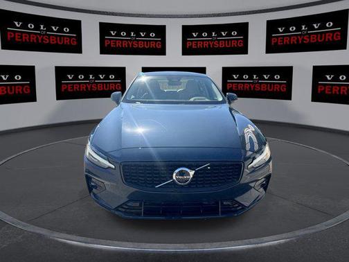 2023 Volvo S60 B5 Plus Dark Theme