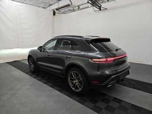 2023 Porsche Macan Base