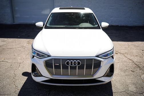 Glacier White Metallic 2023 Audi e-tron Sportback S line Premium Plus
