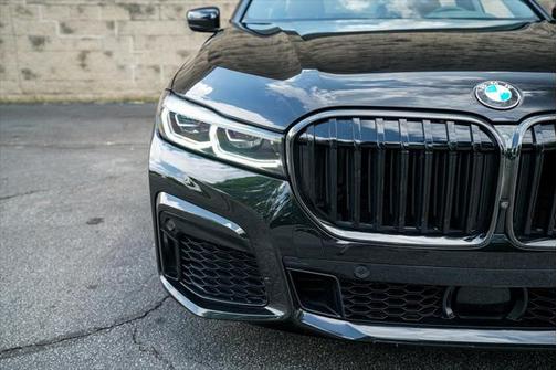 Black Sapphire Metallic 2022 BMW 740 i